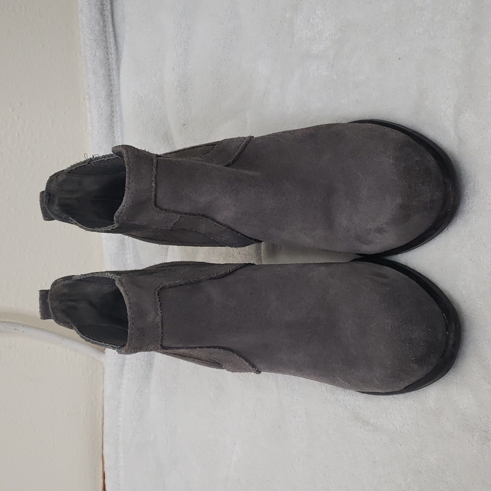 Ugg Gray Suede ankle booties